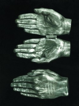 ULRICHS, TIMM >Timm Ulrichs´ Handlese-Kunstbuch (Chiromantisches Manuskript)< 1961/66/77 Buchobjekt Bronze mit Scharnier-Bindung und graviertem Titel 21,5 x 10 x 10,6cm in geschlossenem Zustand Auflage 13 Exemplare Courtesy Sammlung Hüper, Garbsen