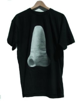 Baldessari, John *1931 »Nose«, 2006 Siebdruck auf T-Shirt Ex. 195/200 72 x 90 cm unlimitiert Courtesy Sammlung Kalkmann, Bodenburg