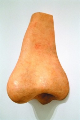 van Meeuven, Hans *1959 »Neus«, 2001 Polyester, bemalt 85 x 45 x 55 cm Exemplar 6/7 Courtesy Galerie Deschler, Berlin