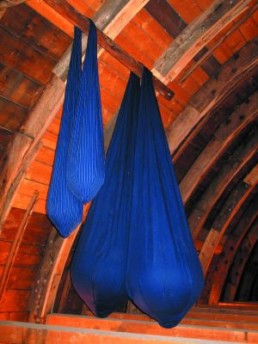 Thiel, Ute *1961 »Magd und Küfer«, 2007 Baumwollstoff, Sägespäne, Heu 195 x 40 x 40 cm und 290 x 70 x 70 cm Besitz der Künstlerin