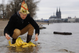 Baumgärtel, Thomas (D) „Bananen-Rheinwaschung“, 2017