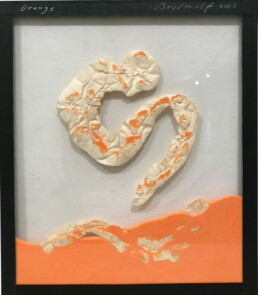 Brodwolf, Jürgen, „Orange“, 2003 Glas, farbiger Sand, Papier, Isolierband Sammlung Kalkmann Bodenburg